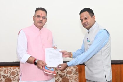 कैबिनेट मंत्री गणेश जोशी से मुलाकात करते कुमाऊँ विश्वविद्यालय शिक्षक सघं के अध्यक्ष ललित तिवारी