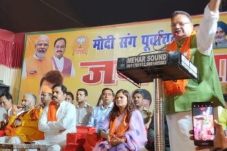 भाजपा प्रत्याशी मनोज तिवारी के समर्थन में बुराड़ी में आयोजित जनसभा को संबोधित करते कैबिनेट मंत्री गणेश जोशी