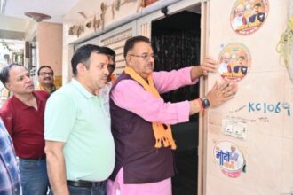 उत्तर पूर्वी दिल्ली लोकसभा के कमल विहार और अजीत विहार में जनसंपर्क करते कैबिनेट मंत्री गणेश जोशी