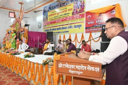 आगामी चारधाम यात्रा के निर्विघ्न संचालन के लिए आयोजित सुन्दरकाण्ड पाठ कार्यक्रम में प्रतिभाग करते कैबिनेट मंत्री गणेश जोशी