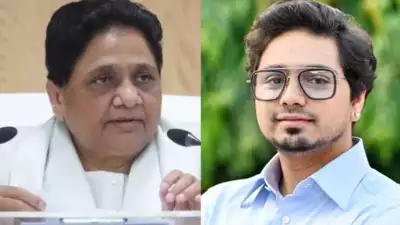 बसपा सुप्रीमो मायावती ने आकाश आनंद को सभी पदों से हटाया
