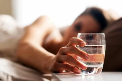 अगर आप भी सुबह बिना ब्रश किए पीते हैं पानी तो जान लें ये जरूरी बात