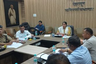 जिलाधिकारी की अध्यक्षता में आयोजित की गई सड़क सुरक्षा समिति की बैठक 