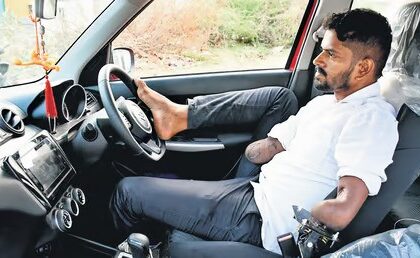 दोनों हाथों से विकलांग तानसेन ने हासिल किया ड्राइविंग लाइसेंस