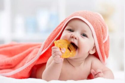 दांत निकल रहे हैं तो बच्चों के लिए घर में बनाएं टीथर, जानें कैसे