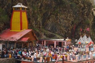 विधि विधान के साथ शुभ मुहूर्त में खोले गए यमुनोत्री धाम के कपाट