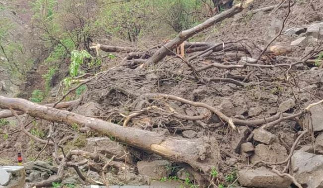 उत्तराखंड: पहाड़ी पर मलबा आने से चार लोग घायल व एक लापता, कोटद्वार पौड़ी हाईवे बाधित