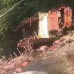 उत्तराखंड: अनियंत्रित होकर नदी में गिरा सिलिंडर से लदा ट्रक, हादसे में ड्राइवर- कंडक्टर की मौत