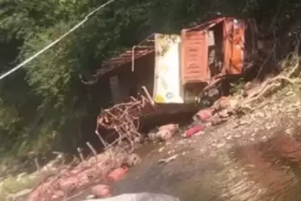 उत्तराखंड: अनियंत्रित होकर नदी में गिरा सिलिंडर से लदा ट्रक, हादसे में ड्राइवर- कंडक्टर की मौत