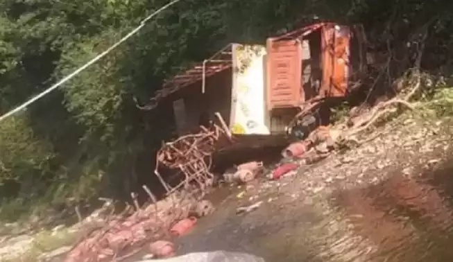 उत्तराखंड: अनियंत्रित होकर नदी में गिरा सिलिंडर से लदा ट्रक, हादसे में ड्राइवर- कंडक्टर की मौत
