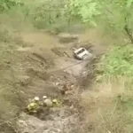 उत्तराखंड: कार समेत खाई में गिरी क्रेन, पहाड़ी पर जाकर अटकी, 4 लोग थे सवार, देखें वीडियो