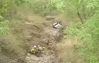 उत्तराखंड: कार समेत खाई में गिरी क्रेन, पहाड़ी पर जाकर अटकी, 4 लोग थे सवार, देखें वीडियो