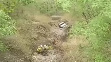 उत्तराखंड: कार समेत खाई में गिरी क्रेन, पहाड़ी पर जाकर अटकी, 4 लोग थे सवार, देखें वीडियो
