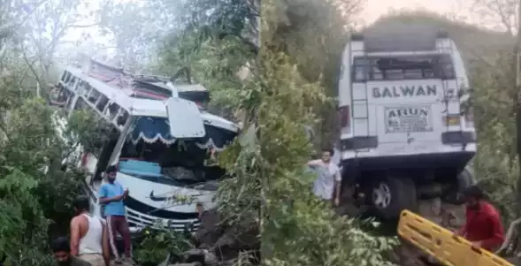 जम्मू कश्मीर में श्रद्धालुओं की बस पर आतंकी हमला, 10 की मौत, 30 से ज्यादा लोग घायल