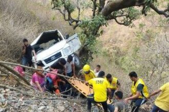 उत्तराखंड: गंगा स्नान के लिए जा रहे थे श्रद्धालुओ की बोलेरो खाई में गिरी, 10 लोग थे सवार