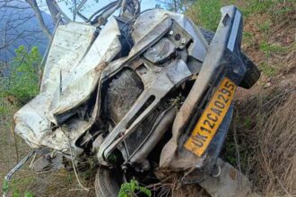 उत्तराखंड में भीषण सड़क हादसा, गहरी खाई में गिरी पिकअप, एक की मौत, एक घायल