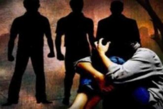 शर्मनाक: पति कर रहा था कार पार्क, युवकों ने महिला को किडनैप कर किया दुष्कर्म
