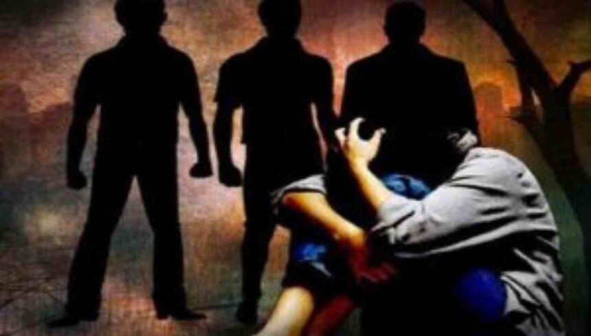शर्मनाक: पति कर रहा था कार पार्क, युवकों ने महिला को किडनैप कर किया दुष्कर्म