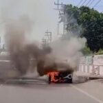 देहरादून: बीच सड़क पर चलती कार में लगी आग, ऐसे बची कारसवारों की जान