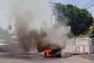 देहरादून: बीच सड़क पर चलती कार में लगी आग, ऐसे बची कारसवारों की जान