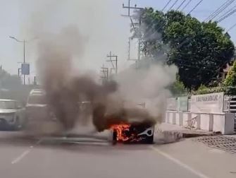 देहरादून: बीच सड़क पर चलती कार में लगी आग, ऐसे बची कारसवारों की जान