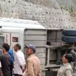 उत्तराखंड: डिवाइडर से टकरा कर पलटी यात्रियों से भरी बस, मची चीख-पुकार
