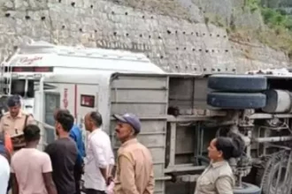 उत्तराखंड: डिवाइडर से टकरा कर पलटी यात्रियों से भरी बस, मची चीख-पुकार