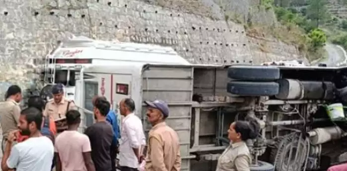 उत्तराखंड: डिवाइडर से टकरा कर पलटी यात्रियों से भरी बस, मची चीख-पुकार