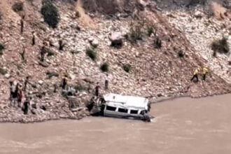 उत्तराखंड में बड़ा हादसा : 15 से 16 यात्रियों को लेकर जा रहा टैंपो ट्रैवलर अलकनंदा नदी में गिरा
