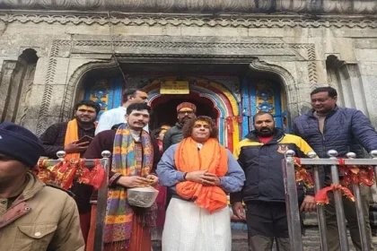 सोनू निगम ने केदारनाथ धाम के किए दर्शन, प्रशंसकों की उमड़ी भीड़