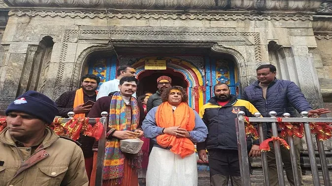 सोनू निगम ने केदारनाथ धाम के किए दर्शन, प्रशंसकों की उमड़ी भीड़