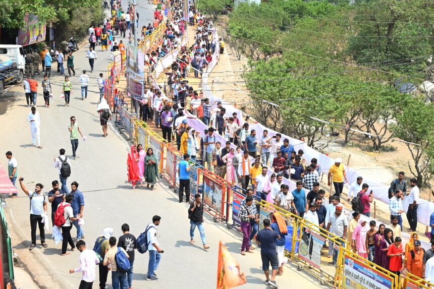 मुख्यमंत्री धामी ने कैंचीधाम में जुटी रिकॉर्ड भीड़ प्रबंधन से दिया सुगम यात्रा का संदेश