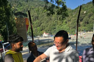 सुबह की सैर पर निकले धामी ने खुद बनाई अदरक की चाय