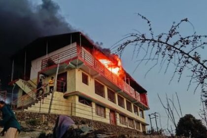 जंगल में लगी आग की चिंगारी ने वैडिंग प्वाइंट में रखे दस लाख रुपये के सामान को जलाकर किया राख 