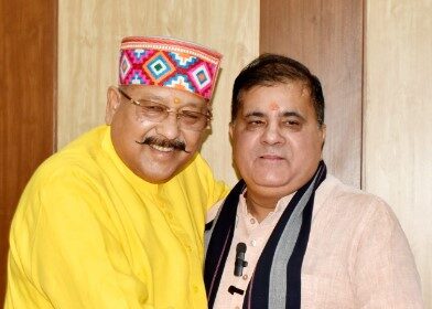 भाजपा प्रदेश अध्यक्ष से महाराज ने की भेंट, पांचों सीटों पर हैट्रिक लगाने पर दी बधाई