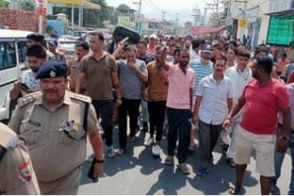 राजधानी देहरादून में हुए गोलीकांड को लेकर सड़कों पर दिखा आक्रोश, आरोपियों के घर बुलडोजर चलाने की मांग पर अड़े लोग 