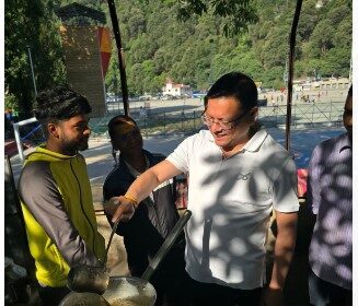 सुबह की सैर पर निकले सीएम धामी ने खुद बनाई अदरक की चाय