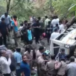 उत्तराखंड में दर्दनाक हादसा: खाई में गिरा मैक्स वाहन, 6 लोगों की मौत, चार घायल
