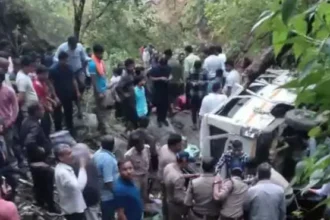 उत्तराखंड में दर्दनाक हादसा: खाई में गिरा मैक्स वाहन, 6 लोगों की मौत, चार घायल