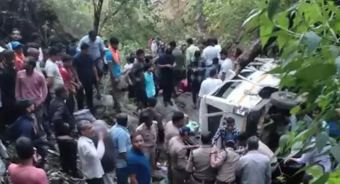 उत्तराखंड में दर्दनाक हादसा: खाई में गिरा मैक्स वाहन, 6 लोगों की मौत, चार घायल