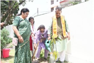 विश्व पर्यावरण दिवस के अवसर पर मंत्री गणेश जोशी ने अपने शासकीय आवास पर किया वृक्षारोपण