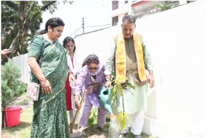 विश्व पर्यावरण दिवस के अवसर पर मंत्री गणेश जोशी ने अपने शासकीय आवास पर किया वृक्षारोपण