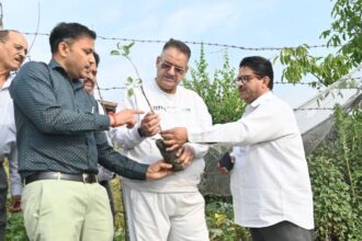 कृषि मंत्री ने राजकीय उद्यान चौबटिया, का किया आकस्मिक निरीक्षण