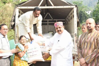 महाराज ने आपदा प्रभावित ग्राम सुकई के परिवारों को राहत सामग्री की वितरित