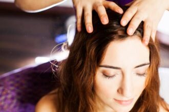 डेंड्रफ की वजह से सिर में होती है खुजली? तो रोजाना करें इस चीज से बालों की मालिश