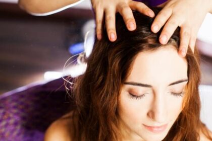 डेंड्रफ की वजह से सिर में होती है खुजली? तो रोजाना करें इस चीज से बालों की मालिश