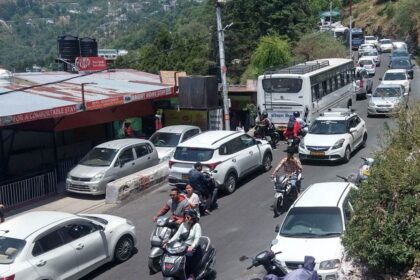 बढ़ती गर्मी से परेशान पर्यटक मसूरी पहुंचने के लिए कर रहे कड़ी मशक्कत, घंटों इंतजार के बाद मिल रही बस