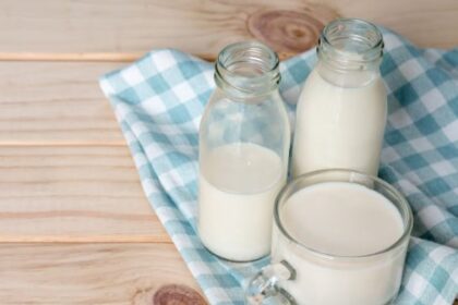 गर्मियों में दूध को खट्टा होने से रोकने के लिए अपनाएं ये 5 आसान टिप्स