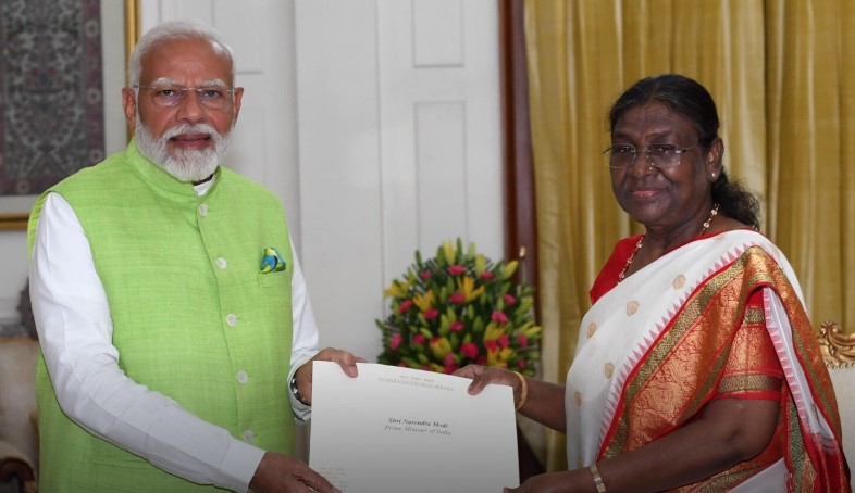 नरेंद्र मोदी ने पीएम पद से दिया इस्तीफा, राष्ट्रपति ने किया मंजूर