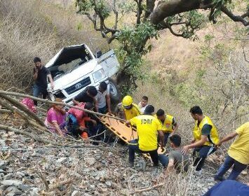 गुमखाल के निकट खाई में गिरा वाहन, कई लोग घायल